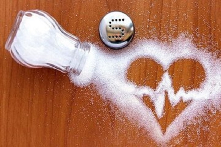زیاده‌روی در مصرف نمک چه عارضه‌هایی دارد