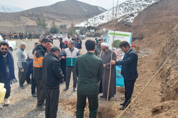 درختکاری در گلزار شهدای روستای گوران شهرستان طالقان با حضور مسئولین