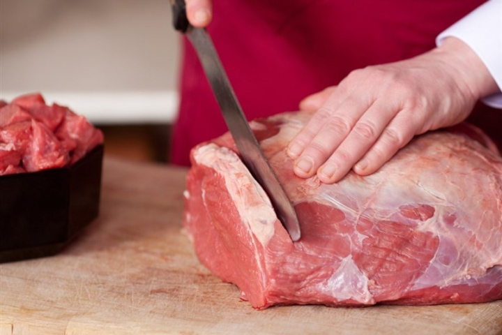 توزیع گوشت گرم گوساله وارداتی در کرج آغاز شد
